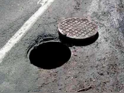 in mumbai powerful solution of the municipality on the stench coming from the manhole the municipality will install a modern fiber vent shaft | मॅनहोलमधून येणाऱ्या दुर्गंधीवर पालिकेचा जबरदस्त उपाय; अत्याधुनिक व्हेंट शाफ्ट बसवणार