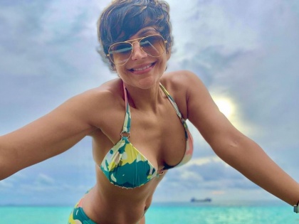 At the age of 46, Mandira Bedi is raising the heat in hot bikini | कोणी म्हणे सेक्सी, कोणी म्हणे बोल्ड, वयाच्या 46 वर्षी मंदिरा बेदी देते फिटनेस गोल !