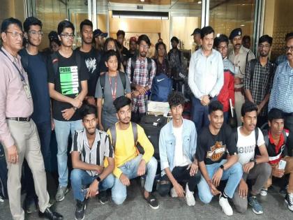 Maharashtra students from Manipur arrived in Mumbai in the evening | ...ते दिवस विसरणे कठीणच'; मणिपूरमधील महाराष्ट्राचे विद्यार्थी संध्याकाळी मुंबईत दाखल