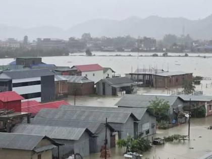 a mountain collapsed on an army camp and soldiers are working to rescue people by trudging through the mud | एकीकडे लष्करी छावणीवर कोसळला डोंगर, दुसरीकडे चिखलातून वाट तुडवत जवानांचे मदतकार्य