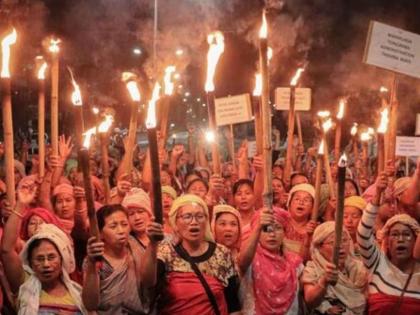 manipur violence women protesters in imphal on wednesday took out torch rally and marched | Manipur Violence : मणिपूर हिंसाचारानंतर मुख्यमंत्र्यांविरोधात मशाल घेऊन रस्त्यावर उतरल्या महिला, केली मोठी मागणी