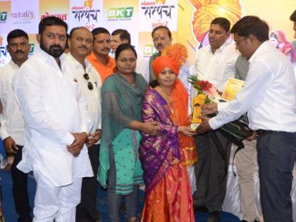 Health Award for Sarvanch Manishha Patil of Karvand | करवंदच्या सरपंच मनिषा पाटील यांना आरोग्य पुरस्कार