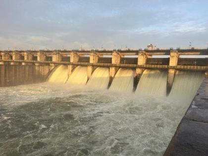 Manjara Dam was full, opening six gates and releasing 5 thousand 241 cusecs into the riverbed | मांजरा धरण पूर्ण भरले, सहा दरवाजे उघडून नदीपात्रात ५ हजार २४१ क्युसेक विसर्ग