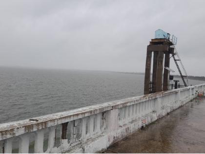 Live water storage in Manjra dam stable, inflow decreased due to lack of rain | लातूरला पाणी पुरणाऱ्या मांजरा धरणातील जिवंत पाणीसाठा स्थिर, आता परतीच्या पावसावर मदार