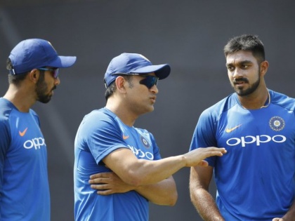 India vs Australia: No MS Dhoni in Sanjay Manjrekar's likely playing XI for the 1st T20I | India vs Australia 1st T20 : धोनीला खेळवू नका, रिषभ पंतसाठी मांजरेकरांची बॅटिंग