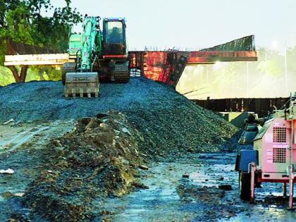 After completion of four months work, the flyover will be completed in time | चार महिने काम रखडल्यानंतरही वेळेत पूर्ण होणार उड्डाणपूल