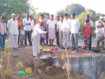 Humanity; Funeral performed by villagers after the accidental death of Vanara | माणुसकी; वानराच्या अपघाती मृत्यूनंतर गावकºयांनी केले अंत्यसंस्कार