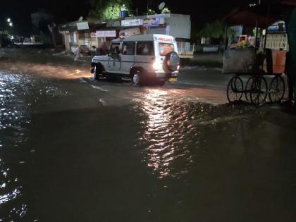 heavy rain in manmad and nashik | मनमाडमध्ये मुसळधार पाऊस, 350 नागरिकांचे स्थलांतर