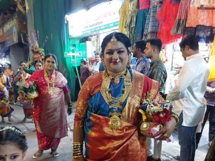 Spectacular "Madki Procession" started at Vesava Koliwada in Haveli | हावलीला वेसावा कोळीवाड्यात निघाली नेत्रदिपक "मडकी मिरवणूक"