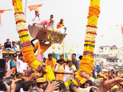 Flower shower from JCB, 250 kg garland; Manoj Jarange received a warm welcome in Beed district | जेसीबीवरून फुलांचा वर्षाव, २५० किलोचा हार; मनोज जरांगेंचे तेलगावात जंगी स्वागत