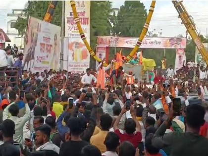 Three hundred kilos of flower garland; A warm welcome to Manoj Jarange in Hingoli | तीनशे किलो फुलांचा हार, दुतर्फा हजारो लोक; हिंगोलीत मनोज जरांगेंचे जंगी स्वागत