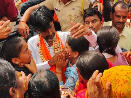Manoj Jarange's family breaks down in tears; Wife holds vigil near house in Ankushnagar | वडील मनोज जरांगेंना पाहताच मुलींच्या अश्रूंचा बांध फुटला; अंकुशनगर येथे पत्नीनं केलं औक्षण Manoj Jarange's family breaks down in tears; Wife holds vigil near house in Ankushnagar | वडील मनोज जरांगेंना पाहताच मुलींच्या अश्रूंचा बांध फुटला; अंकुशनगर येथे पत्नीनं केलं औक्षण
