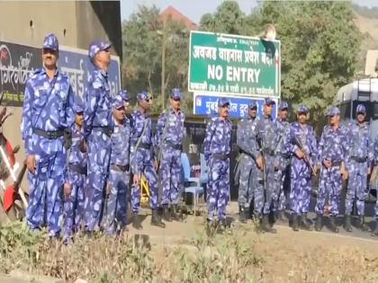 Maratha reservation agitators Heavy security deployed at both entry and exit points of Mumbai Pune Expressway at Lonavala | मराठा आंदोलकांमुळे मुंबई-पुणे एक्स्प्रेस वेला छावणीचं स्वरुप; पोलिसांचा प्रचंड बंदोबस्त