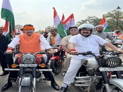 Manoj Tiwari breaks 4 rules in 'Har Ghar Tiranga' rally, delhi traffic police cut 41 thousand fine  | Manoj Tiwari: 'हर घर तिरंगा' रॅलीमध्ये मनोज तिवारींनी तोडले ४ नियम; कापले ४१ हजारांचे चलन 