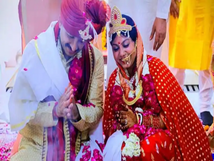 manoj tiwari second wife surabhi tiwari shared photo on first wedding anniversary and write emotional post | Manoj Tiwari ने लपवून ठेवली होती दुस-या लग्नाची गोष्ट, आज सेलिब्रेट करतायेत लग्नाचा पहिला वाढदिवस