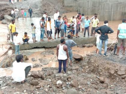 The bridge over the river was swept away three times a month | एका महिन्यात तीन वेळा वाहून गेला नदीवरील पूल