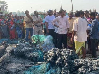 The 10 disaster affected fishermen of Manori will finally get financial assistance of 54 lakhs | मनोरीच्या १० अपादग्रस्त मच्छिमारांना अखेर मिळणार ५४ लाखांची आर्थिक मदत