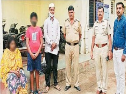 12 yr Old boy on the road with a mentally ill mother in search of shelter; Social worker, police lend a helping hand | निवाऱ्याच्या शोधात आजारी आईला घेऊन चिमुकला रस्त्यावर; समाजसेवक, पोलिसांनी दिला मदतीचा हात