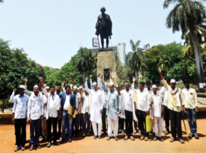 solve our problems said farmer did mahaaarti in front of mahatma gandhi statue mantralaya hanuman chalisa loudspeaker | 'तुमचे भोंगे थांबवा, आमचे प्रश्न सोडवा!', मंत्रालयासमोर शेतकऱ्यांच्या वेदनांची महाआरती