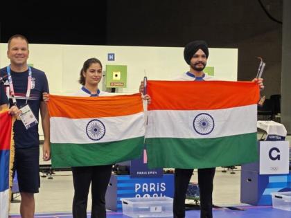 paris olympic 2024 bronze medal for manu bhaker and sarabjot pair in pistol mixed | दुहेरी पदकाचा ‘मनू’स्वी आनंद; मनू भाकर-सरबजित जोडीला पिस्टल मिक्स्डमध्ये कांस्यपदक