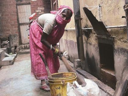 Shocking! Maharashtra is number second in carrying the manual scavenging | धक्कादायक! डोक्यावर मैला वाहून नेण्यात महाराष्ट्राचा दुसरा क्रमांक