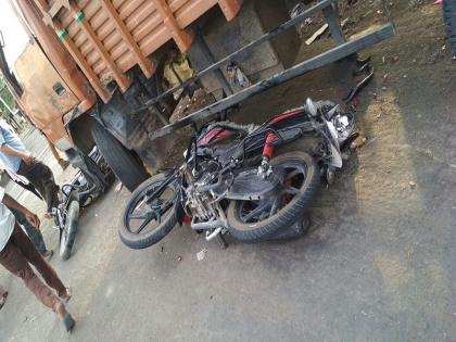 Two wheelers hit on the railway track; 1 dead and three seriously injured | रेल्वे फाटकावर उभ्या दुचाकींना टेंपोची धडक; १ ठार तर तीन गंभीर जखमी 