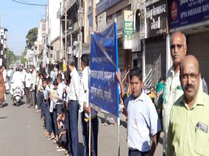 Human chain in Sangli for depollution of Krishna river | कृष्णेला मुक्त श्वास घेऊ द्या, नदीच्या प्रदूषणमुक्तीसाठी सांगलीत मानवी साखळी