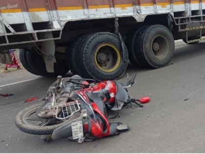 The truck slammed into a bike trying to get ahead of the Jeep; The death of the newlyweds couple | जीपच्या पुढे जाण्याच्या प्रयत्नात असलेल्या दुचाकीला ट्रकने चिरडले; नवदाम्पत्यांचा मृत्यू 