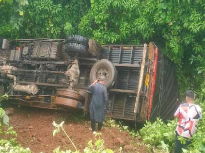 Google Maps again kills truck driver Truck falls into a gorge at Fungus in Sangameshwar taluka | Ratnagiri: गुगल मॅपने पुन्हा केला ट्रकचालकाचा घात, फुणगुस येथे ट्रक दरीत कोसळला; १५ दिवसात तिसरा अपघात Google Maps again kills truck driver Truck falls into a gorge at Fungus in Sangameshwar taluka | Ratnagiri: गुगल मॅपने पुन्हा केला ट्रकचालकाचा घात, फुणगुस येथे ट्रक दरीत कोसळला; १५ दिवसात तिसरा अपघात