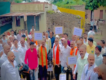 Placards with the names of the Chief Minister and Deputy Chief Ministers were displayed on the bufallo | मुख्यमंत्री, उपमुख्यमंत्र्यांच्या नावांचे प्रतीकात्मक फलक रेड्यावर लावून गावभर धिंड!