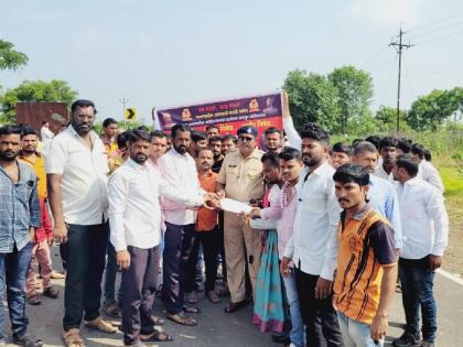 Maratha society aggressive; The Solapur-Barshi highway was blocked for two hours protesting the government | मराठा समाज आक्रमक; शासनचा निषेध करीत सोलापूर-बार्शी महामार्ग दोन तास रोखला