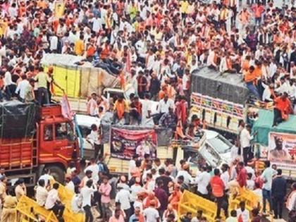 Protesters remain enthusiastic despite torrential rains; heavy rains lash the city and suburbs; Azad Maidan crowded till late at night | मुसळधारेतही आंदोलकांचा उत्साह कायम, शहर, उपनगरात ठिकठिकाणी पावसाची जोरदार हजेरी; रात्री उशिरापर्यंत आझाद मैदानात गर्दी Protesters remain enthusiastic despite torrential rains; heavy rains lash the city and suburbs; Azad Maidan crowded till late at night | मुसळधारेतही आंदोलकांचा उत्साह कायम, शहर, उपनगरात ठिकठिकाणी पावसाची जोरदार हजेरी; रात्री उशिरापर्यंत आझाद मैदानात गर्दी