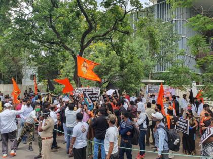 "Maratha reservation is a right, not someone's father's ..."; Maratha Kranti Morcha agitation in front of Pune District Collector | "मराठा आरक्षण हक्काचे,नाही कुणाच्या बापाचे..."; पुणे जिल्हाधिकारी कार्यालयासमोर मराठा क्रांती मोर्चाचे आंदोलन