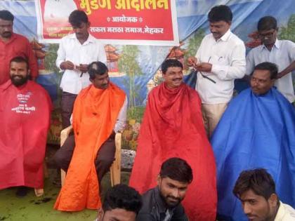 Maratha Reservation: 50 youths shaved at Mehkar; hair will be sent to the Chief Minister | Maratha Reservation : मेहकर येथे ५० युवकांनी केले मुंडण; मुख्यमंत्र्यांना पाठविणार केस 