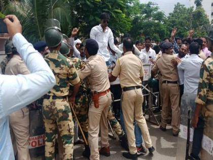 Jail Bharo for Maratha Reservation: Protest Outside Sambhaji Patil-Nilangekar's house in Latur | Jail Bharo for Maratha Reservation : लातूरमध्ये संभाजी पाटील-निलंगेकर यांच्या घरासमोर आंदोलकांचा ठिय्या