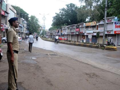  Half of the city Samasoom: The Maratha agitator attacked in Nashik | निम्मे शहर सामसूम : नाशिकमध्ये मराठा आंदोलक आक्रमक