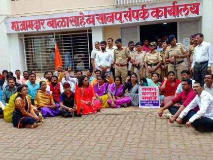  The protest movement at the residence of the MLAs of Maratha Kranti Morcha in Nashik. | नाशकात मराठा क्रांती मोर्चाचे आमदारांच्या निवासस्थानी ठिय्या आंदोलन