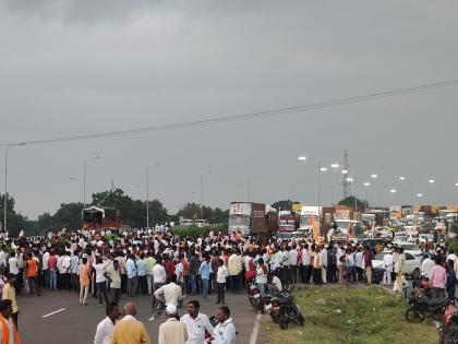 Maratha protesters blocked the Dhule-Solapur highway on the second day near Antarwali Sarati | अंतरवाली सराटीजवळ मराठा आंदोलकांनी दुसऱ्या दिवशीही अडविला धुळे- सोलापूर महामार्ग