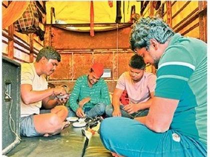 Maratha Reservation: Food and drinking conditions of Maratha protesters who arrived in Mumbai; Cooking in the car, eating there | मुंबईत आलेल्या मराठा आंदोलकांचे खाण्यापिण्याचे हाल; गाडीतच स्वयंपाक, तिथेच जेवण Maratha Reservation: Food and drinking conditions of Maratha protesters who arrived in Mumbai; Cooking in the car, eating there | मुंबईत आलेल्या मराठा आंदोलकांचे खाण्यापिण्याचे हाल; गाडीतच स्वयंपाक, तिथेच जेवण