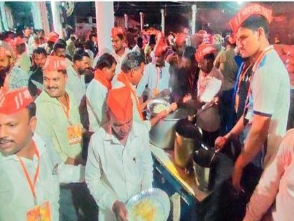 Protesters have brought rations for 15 days to Mumbai in 2800 vehicles; Village-wise brothers in Mumbai, accommodation and food facilities in the vehicle | २८०० वाहनांमधून आंदोलक मुंबईत १५ दिवसांचा शिधा घेऊन आलोय; गावनिहाय बांधव मुंबईत, गाडीत राहण्यासह जेवणाची सोय Protesters have brought rations for 15 days to Mumbai in 2800 vehicles; Village-wise brothers in Mumbai, accommodation and food facilities in the vehicle | २८०० वाहनांमधून आंदोलक मुंबईत १५ दिवसांचा शिधा घेऊन आलोय; गावनिहाय बांधव मुंबईत, गाडीत राहण्यासह जेवणाची सोय