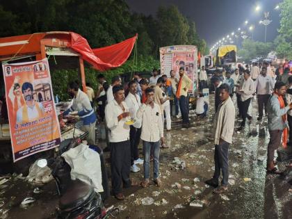Maratha protesters near Mumbai border, refreshments provided for protesters on highway | मराठा आंदोलक मुंबईच्या सीमेजवळ, महामार्गावर आंदोलकांसाठी अल्पोपाहाराची सोय Maratha protesters near Mumbai border, refreshments provided for protesters on highway | मराठा आंदोलक मुंबईच्या सीमेजवळ, महामार्गावर आंदोलकांसाठी अल्पोपाहाराची सोय
