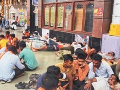 Maratha protesters camped at CSMT station | मराठा आंदोलनकर्त्यांनी सीएसएमटी स्टेशनवरच ठोकला मुक्काम Maratha protesters camped at CSMT station | मराठा आंदोलनकर्त्यांनी सीएसएमटी स्टेशनवरच ठोकला मुक्काम