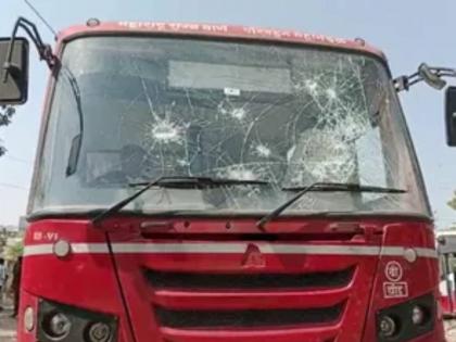 Stones of anger fell on the windows of the bus; Reservation movement ignited in the state, Maratha community angry | संतापाचे दगड पडले बसच्या काचांवर; राज्यात आरक्षण आंदोलन पेटले, मराठा समाज संतप्त