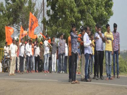 Highway to 3-hour road for Maratha reservation in Jalgaon | जळगावात मराठा आरक्षणासाठी ३ तास रोखला महामार्ग