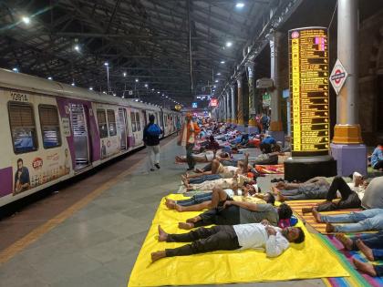 Special 'attention' on trains running to Mumbai; Crowded at railway stations in wake of Maratha reservation protest | मुंबईकडे जाण्यासाठी रेल्वे स्थानकांवर गर्दीच-गर्दी; मराठा आंदोलकांवर रेल्वे पोलिसांचे लक्ष... Special 'attention' on trains running to Mumbai; Crowded at railway stations in wake of Maratha reservation protest | मुंबईकडे जाण्यासाठी रेल्वे स्थानकांवर गर्दीच-गर्दी; मराठा आंदोलकांवर रेल्वे पोलिसांचे लक्ष...
