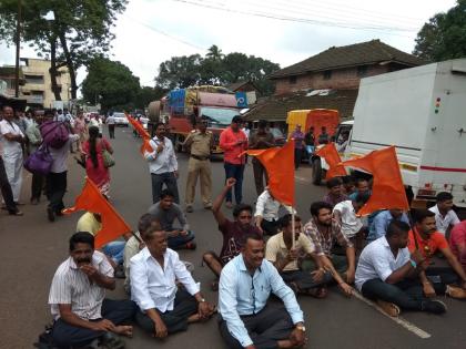 After the notification of police in Ratnagiri, behind the movement, the Pali market closed, strong protest in Savad | Maratha Kranti Morcha रत्नागिरीत पोलिसांच्या सूचनेनंतर आंदोलन मागे, पाली बाजारपेठ बंद