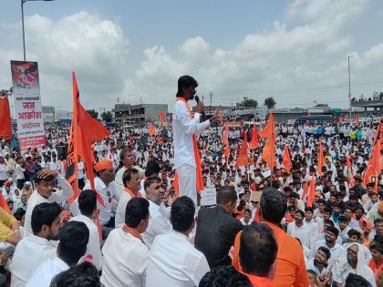 Maratha reservation: 150 villages of Godavari river basin united for Maratha reservation; National highway blocked for six hours | मराठा आरक्षणासाठी गोदाकाठची १५० गावे एकवटली; राष्ट्रीय महामार्ग सहा तास ठप्प