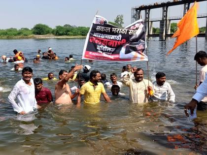 Latur: Jalasamadhi agitation for Maratha reservation, Maratha youth sloganeering in the riverbed | Latur: मराठा आरक्षणाच्या मागणीसाठी जलसमाधी आंदोलन, नदीपात्रात मराठा तरुणांची घोषणाबाजी