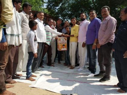 Mukhtaenagar Maratha community handed over aid to martyr Kakasaheb Shinde family | मुक्ताईनगरातील मराठा समाजातर्फे हुतात्मा काकासाहेब शिंदे परिवाराला मदत निधी सुपूर्द