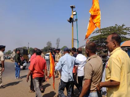 Maratha Reservation: Road block on Shivaji Bridge in Kolhapur; Police in riot gear stormed a rally on Friday, removing hundreds of protesters by truck | Maratha Reservation: कोल्हापुरात शिवाजी पुलावर रास्ता रोको; आंदोलकांना पोलिसांनी घेतलं ताब्यात